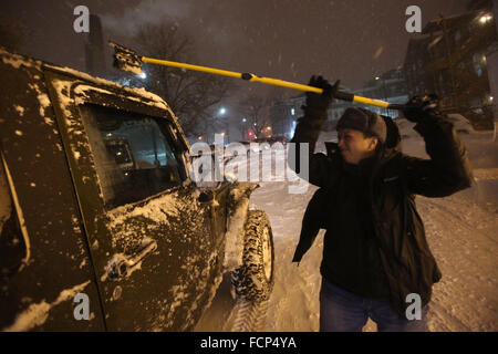 La Staten Island, NY, STATI UNITI D'AMERICA. 23 gen 2016. Empio driver Jeep Marlo Dotti attende al di fuori di Staten Island University Hospital a prelevare il personale medico scendere di loro turni durante la tempesta di neve Jonas. Durante la Blizzard, cinque empi Jeep driver volontariamente il loro tempo per prelevare la Staten Island residenti e li navetta in modo sicuro per la loro destinazione. Nel tardo pomeriggio autobus della città ha cessato di eseguire sull'isola, e a New York City divieto di viaggio è stato successivamente esecutiva dal NYPD. Questa mancanza di elica di trasporto molti residenti di Staten Island che aveva preso il traghetto home, o necessari per arrivare a Manhatt Foto Stock