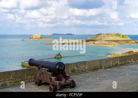 Cannone medievale sulle mura della città a St Malo, Bretagna Francia Foto Stock