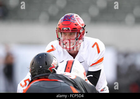 Carson, CA. 23 gen 2016. Il team americano quarterback Travis Wilson (7), dello Utah esegue la scansione del campo. NFLPA Collegiata ciotola all'StubHub Center di Carson, CA. La squadra nazionale ha sconfitto il team americano 18-15. Jordon Kelly/CSM/Alamy Live News Foto Stock