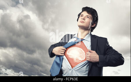 Imprenditore aprendo la sua maglietta sul petto agendo come super hero Foto Stock