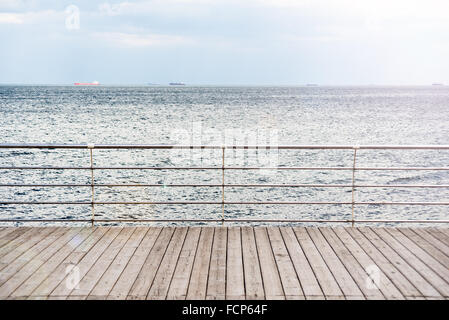 Il molo di legno e con vista sul mare Foto Stock