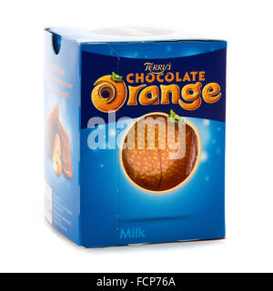 Terry al cioccolato di colore arancione su sfondo bianco Foto Stock