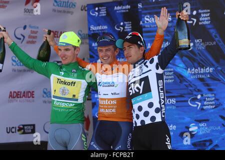 Adelaide, Australia. Il 24 gennaio 2016. Simon GERRANS (Aus) Orica-GreenEdge, Sergio Henao (Col) Team Sky e Jay McCarthy (Aus) Tinkoff celebrare la loro classificazione vince dopo la fase 6 del Santos Tour Down Under il 24 gennaio 2016 ad Adelaide, in Australia. Credito: Peter Mundy/Alamy Live News Foto Stock