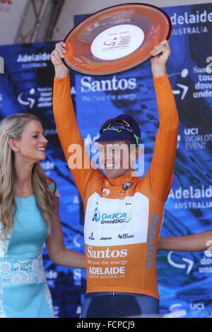 Adelaide, Australia. Il 24 gennaio 2016. Simon GERRANS (Aus) di Orica-GreenEdge team ha vinto la Classifica generale dopo la fase 6 del Santos Tour Down Under il 24 gennaio 2016 ad Adelaide, in Australia. Credito: Peter Mundy/Alamy Live News Foto Stock