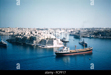 Il Grand Harbour a La Valletta, Malta con HMS Eagle nel dock Foto Stock