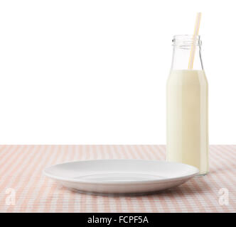 Bianco Vuoto piastra ceramica e bottiglia di latte con paglia sul classico marrone e bianco tovaglia a scacchi, isolato su bianco