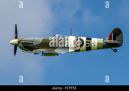 Spitfire Vb AB910 è stato donato alla Battaglia di Bretagna Memorial volo nel 1965 di avere avuto un illustre il record di tempo di guerra. Seconda Guerra Mondiale piano Foto Stock