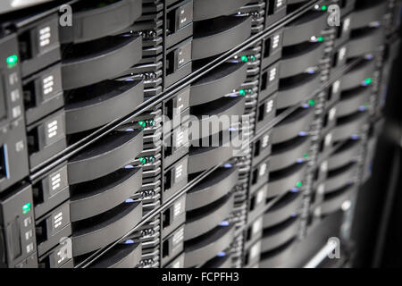 Close up dei dischi rigidi nel grande san storage Foto Stock