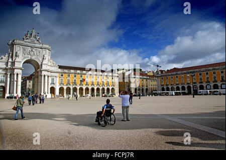 Uomo in sedia a rotelle su una piazza di Lisbona Foto Stock