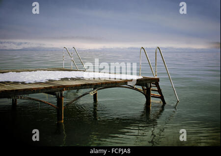 Molo Vecchio nel freddo acqua verde Foto Stock