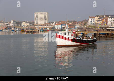 Porto di Bridlington; barca lasciando; Yorkshire; Regno Unito Foto Stock