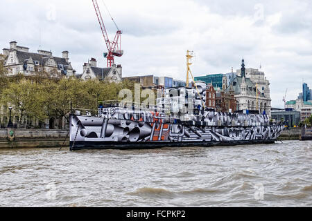 HMS Presidente nave da guerra dipinta con 'dazzle camouflage' design da artista tedesco Tobias Rehberger Foto Stock