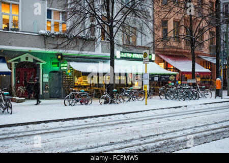 Berlin City Street, il Cafe Bistro e la fermata del tram dopo la pesante caduta di neve in inverno Foto Stock