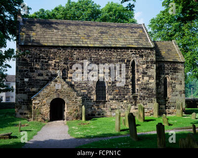 Cerca NNE a C7th navata & Coro di Escomb Sassone (Anglian) Chiesa, County Durham, costruita di riutilizzate pietre portate da Binchester Roman Fort. Foto Stock