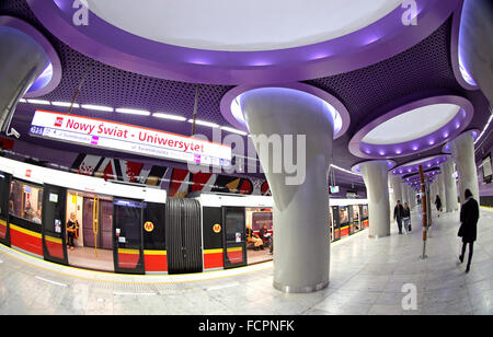 Il Nowy Swiat Uniwersytet la stazione della metropolitana di Varsavia. La stazione è stata aperta nel marzo 2015 come parte della seconda linea della metropolitana di Varsavia system Foto Stock