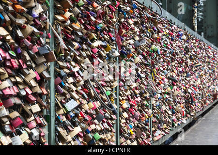 Ponte di Hohenzollern con migliaia di amore personale lucchetti, Colonia, Germania Foto Stock