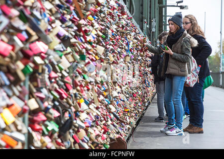 Ponte di Hohenzollern con migliaia di amore personale lucchetti, Colonia, Germania Foto Stock