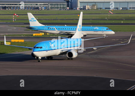 Amsterdam, Paesi Bassi - 19 Aprile 2015: una KLM Royal Dutch Airlines Boeing 737-800 con la registrazione PH-BXD taxi ad Amsterd Foto Stock