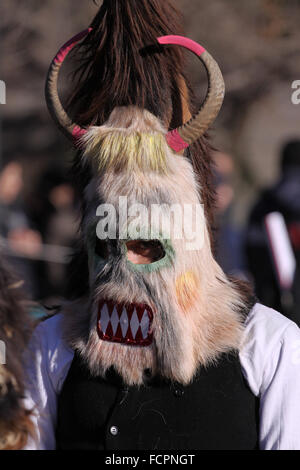 Bulgaria - Jan 31, 2015: Uomo nel tradizionale costume masquerade è visto al Festival Internazionale di the Masquerade Giochi Foto Stock