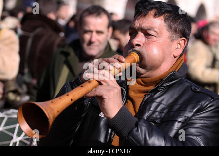 Bulgaria - Jan 31, 2015: Uomo nel tradizionale costume masquerade è visto al Festival Internazionale di the Masquerade Giochi Foto Stock