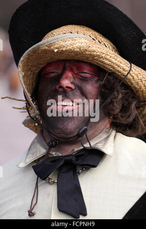 Bulgaria - Jan 31, 2015: Uomo nel tradizionale costume masquerade è visto al Festival Internazionale di the Masquerade Giochi Foto Stock