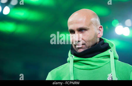 Gladbach's head coach Andre Schubert durante la Bundesliga tedesca partita di calcio tra Borussia Moenchengladbach e Borussia Dortmund in Borussia Park di Moenchengladbach, Germania, 23 gennaio 2016. Foto: GUIDO KIRCHNER/dpa Foto Stock