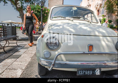 Fiat 500 Italia, in vista di un classico 500 Fiat Cinquecento parcheggiata in Piazza IX Aprile, Taormina, Sicilia. Foto Stock
