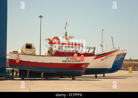 Attività di pesca i pescherecci con reti da traino al porto di Vila Franca do Campo. Sao Miguel island, isole Azzorre, Portogallo. Foto Stock