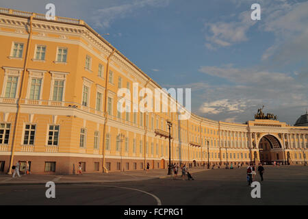 Tramonto sull'arco del General Staff Building, la Piazza del Palazzo, San Pietroburgo, Northwestern, Russia. Foto Stock