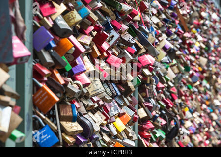 Ponte di Hohenzollern con migliaia di amore personale lucchetti, Colonia, Germania Foto Stock