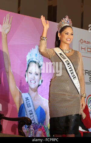 Quezon City, Filippine. Il 24 gennaio, 2016. Miss Universo 2015 Pia Alonzo Wurtzbach dalle Filippine onde durante la sua conferenza stampa a Quezon City, Filippine, Gennaio 24, 2016. Wurtzbach fu incoronata Miss Universo il mese scorso in un dramma-riempito mostra dopo il corteo di host, comico Steve Harvey, interpreta male la sua scheda di cue e inizialmente annunciato Miss Colombia come il vincitore prima scusandosi e dicendo Wurtzbach aveva vinto. Credito: Xinhua/Alamy Live News Foto Stock