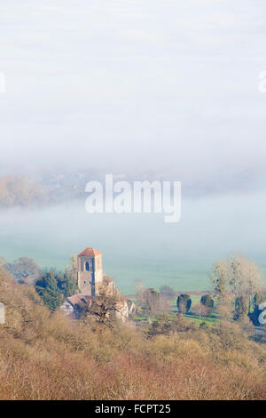 Little Malvern Priory, Malvern in una nebbiosa inverni giorno dalla Malvern Hills, Worcestershire, England, Regno Unito Foto Stock