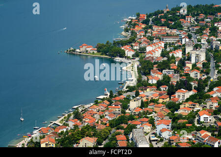 Vista dall'alto sulla città Dobrota nella Baia di Kotor, Montenegro Foto Stock