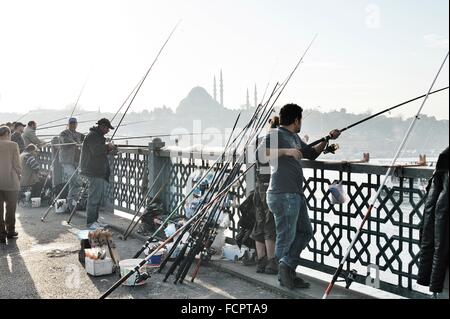 I pescatori sul Ponte di Galata, Eminonu, Istanbul, Turchia Foto Stock