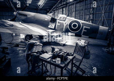 I piloti scrivania accanto a Spitfire. Foto Stock