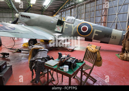 I piloti scrivania accanto a Spitfire. Foto Stock