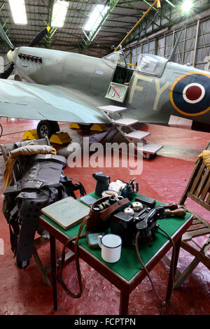 I piloti scrivania accanto a Spitfire. Foto Stock