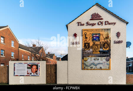 L'Assedio di Derry murale nel i lealisti Donegall Pass area sud di Belfast. Foto Stock