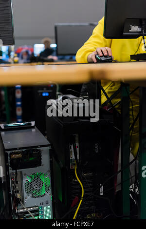 Un gioco per computer player si prepara per un gioco per computer del torneo al NetGame 2015, più grandi della Svizzera LAN party. Foto Stock