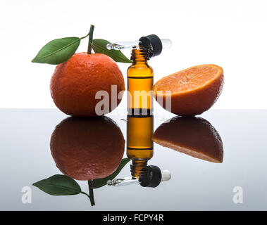 Mandarin / tangerine olio essenziale nel flacone di vetro ambrato con fresco mandarino / mandarino con le foglie e i dropper Foto Stock