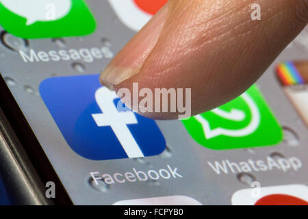 Facebook Icona app su un iphone 6 Foto Stock
