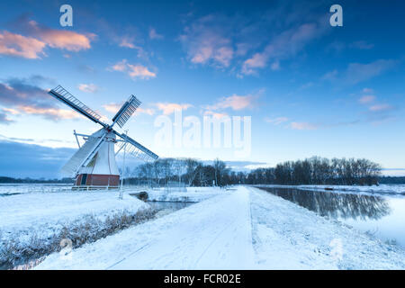 Mulino a vento olandese di neve in inverno, Paesi Bassi Foto Stock