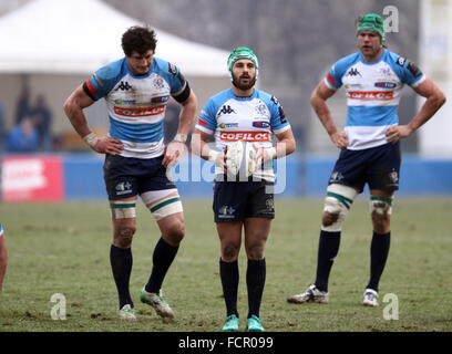 Treviso, Italia. Il 24 gennaio, 2016. Treviso player James Ambrosini (C) con la palla durante il Rugby Champions Cup match tra Benetton Treviso e Munster Rugby il 24 gennaio, 2016 a Monigo Stadium. Credito: Andrea Spinelli/Alamy Live News Foto Stock