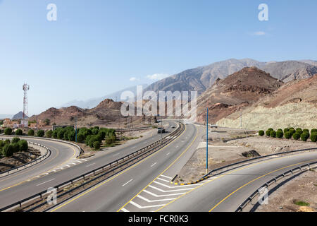 Autostrada numero 15 collegamento Muscat e Nizwa. Il sultanato di Oman, Medio Oriente Foto Stock
