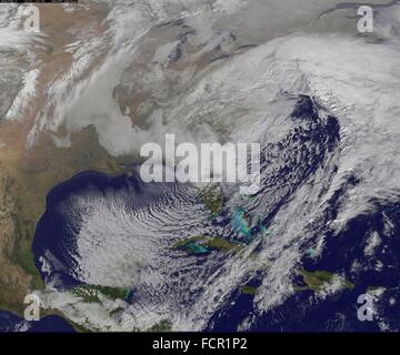 Est degli Stati Uniti. Il 24 gennaio, 2016. Un enorme tempesta invernale Jonas continua a colpire la parte orientale degli Stati Uniti come visto dal satellite NOAA VA meteo satellite 24 gennaio 2016. Il servizio meteorologico nazionale chiama la blizzard una volta in cento anni di eventi oggetto di dumping aventi due metri di neve in Baltimora e Washington D.C. aree metropolitane e ora effettuare New York. Credito: Planetpix/Alamy Live News Foto Stock