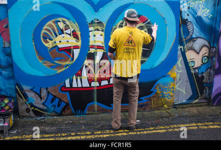 Brighton Regno Unito 24 Gennaio 2016 - artisti di graffiti sul lavoro lungo Trafalgar Lane nel North Laine area di Brighton che è diventato una popolare area di disegno per le loro opere d'arte Credito: Simon Dack/Alamy Live News Foto Stock