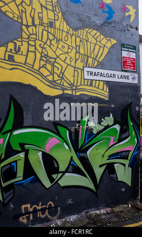 Brighton Regno Unito 24 Gennaio 2016 - artisti di graffiti sul lavoro lungo Trafalgar Lane nel North Laine area di Brighton che è diventato una popolare area di disegno per le loro opere d'arte Credito: Simon Dack/Alamy Live News Foto Stock