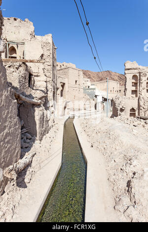 Aflaj sistema di irrigazione in un vecchio villaggio dell'Oman. Oman, Medio Oriente Foto Stock
