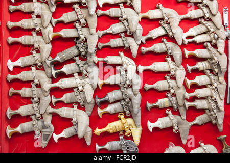 Tradizionali Omani khanjar pugnale per la vendita nel souq di Nizwa. Il sultanato di Oman, Medio Oriente Foto Stock