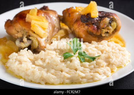 Dolce e aspro di pollo con pezzi di ananas con riso in bianco con parmigiano Foto Stock